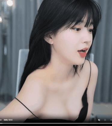 문월 검정 슬립 끈이 자꾸 내려가서 뽀얀 살결과 가슴골 노출