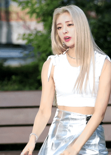 눈이큰유나포즈